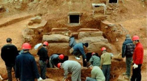 上万吃瓜观众进墓,揭秘墓园里的独特现象