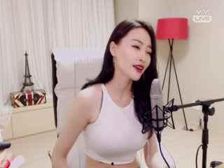 美女蜘蛛直播吃瓜,瓜果飘香,精彩瞬间不容错过