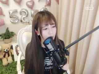 美女蜘蛛直播吃瓜,瓜果飘香,精彩瞬间不容错过